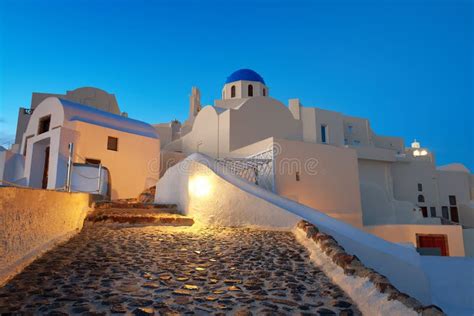 Chiesa Locale Con La Cupola Blu A Oia Santorini Grecia Alla Notte