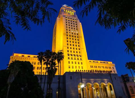 Los Angeles Landmarks Lit Up To Remember Beloved Food Critic Wjac