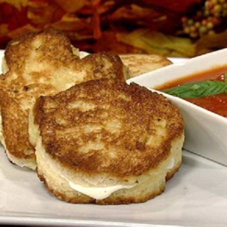 Tipi la mozzarella di bufala la si può trovare in dimensioni variabili da 20 a 800gr e in diverse forme: Mozzarella di bufala in carrozza - (3.2/5)