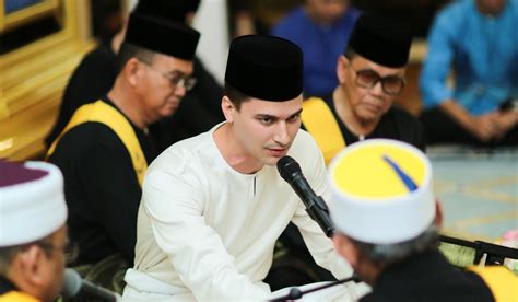 Dato' dennis, de nederlandse echtgenoot van prinses aminah van de maleisische deelstaat johor, heeft zijn enkel gebroken bij een motorongeluk. Malaysian princess marries Dutchman in lavish ceremony ...