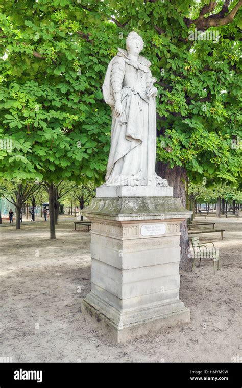 Paris France July 08 2016 Statue Of Marie De Medicis In