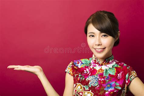 Junge Chinesische Küchenchefin Die Eine Kochuniform Trägt Und Japanische Fahne Hält Zeigt Sehr