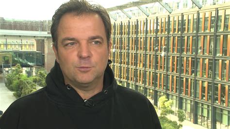 Als sie die erste nacht bei mir war, ist sie auf den esstisch. Der Hundeprofi: Martin Rütter im Interview