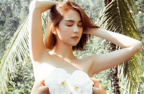 Model Ngoc Trinh Pamer Foto Foto Seksi Di Bali Ada Yang Tanpa Busana Okezone Lifestyle