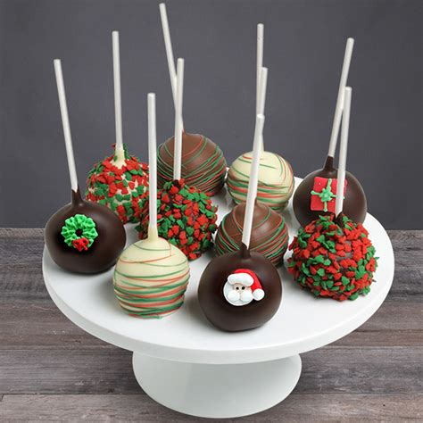 In a previous post i promised to post a little tutorial on how to make holly leaf cake pops, so here we go! Chocolate Covered Cake Pops | Holiday Cake Pops | Christmas Cake Pops