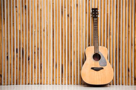 Minimalistyczna Gitara Akustyczna Na Drewnianym Tle Darmowe Zdjęcie