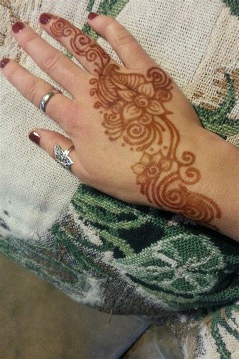 The oil is an emulsifier, while the salt is an exfoliant, so the combination works well to get the henna off of your skin. Henna after you take it off. I love the vibrant orange ...