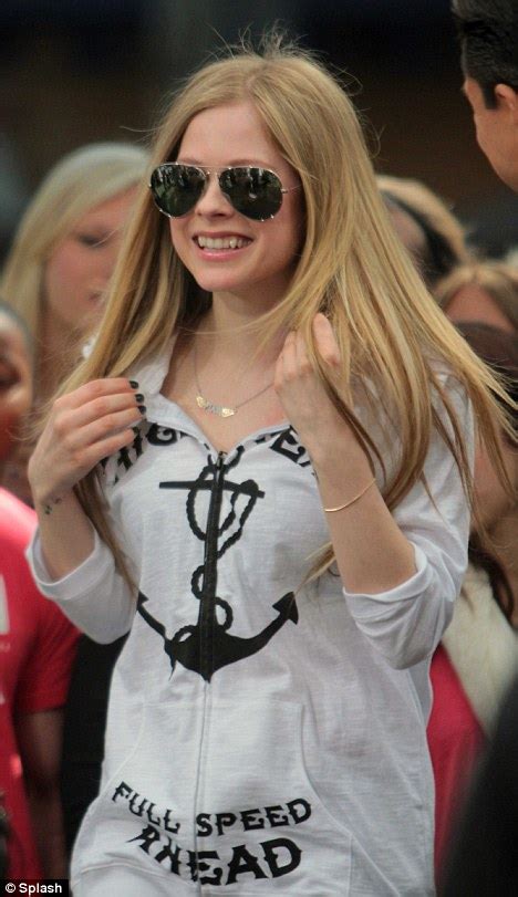 Avril Lavigne Wears Obscene F Necklace For Television Interview Daily Mail Online