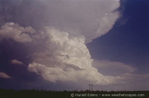 Warm en zonnig zomerweer, morgen in de oostelijke helft onweersbuien. Supercel onweersbuien
