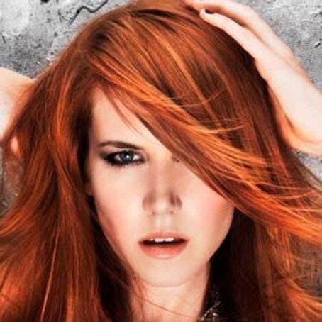 Nero, grigio scuro, blu, marrone; Meches rosse su capelli neri immagini