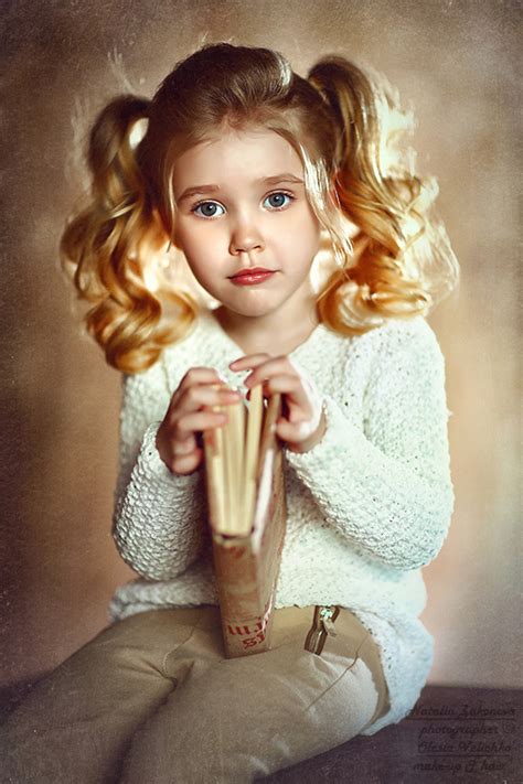 Фото Очень милая красивая девочка голубоглазая с хвостиками держит в