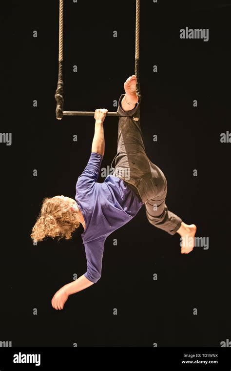 Acrobat Swing High Resolution Stock Photography And Images Alamy