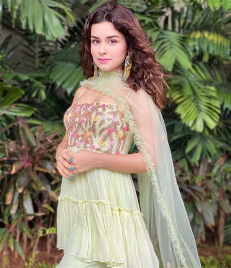 Avneet Kaur Latest Images Nice Dresses Beautiful Bollywood Actress Fashion