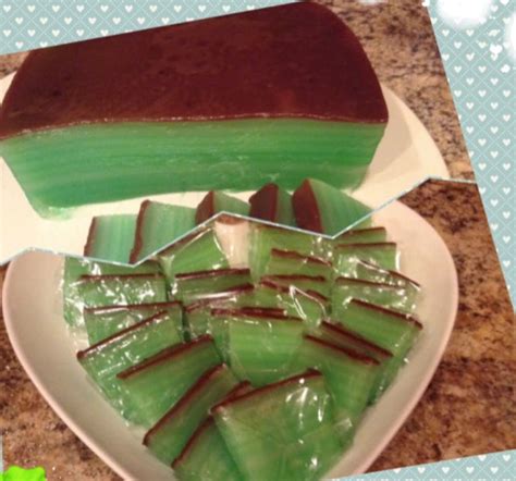 Kue lapis ini memiliki tekstur yang kenyal yang biasanya memiliki warna yang menarik dan berbeda yang disusun dengan berlapis. Resep Kue Pepe / Lapis Tapioka