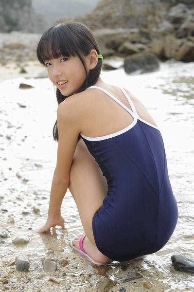 The 42 pics gallery contains her gym uniform outfit and shows that she is a goog athlete, up high feet, rope skipping and have good balance. 藤野志穂ちゃんがスクール水着で魅せる無邪気な笑顔に興奮し ...