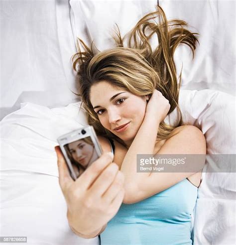 60 Meilleures Young Women Taking Selfies In Bed Photos Et Images