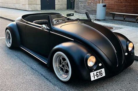 VW Fusca é transformado em brutal fuscão preto de luxo Roadster