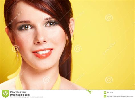 Cara De La Mujer Joven Hermosa En Fondo Amarillo Imagen De Archivo
