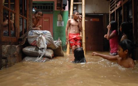 Banjir dan jakarta seperti dua kata yang terus menerus saling berkaitan, namun ternyata banjir jakarta sudah ada sejak jaman kerajaan tarumanegara. Peta Banjir Jakarta, Empat Kali Ini Bisa Jadi Ancaman Jika Hujan Terus Terun : Okezone Nasional