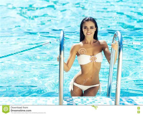 junge und sexy frau in einem badeanzug in einem swimmingpool stockfoto bild von erholung