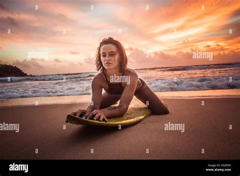 Brünette Schöne Frau Im Bunten Bikini Posieren Am Strand Mit Gelben