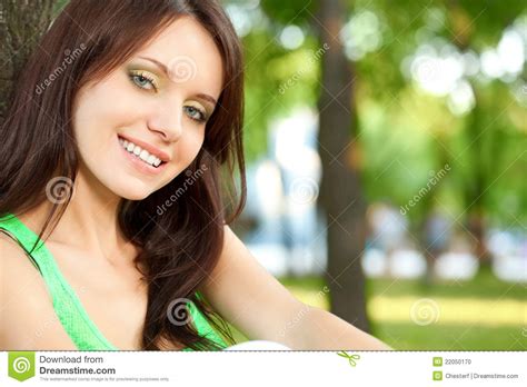 We did not find results for: Frau, Die Unter Dem Baumnahaufnahmegesicht Sitzt Stockfoto ...