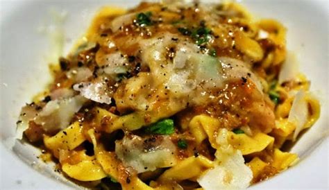Un salame nato perché gli ebrei non possono mangiare carne di maiale. Ricetta Maltagliati al sugo d'oca - Le Ricette di Buonissimo