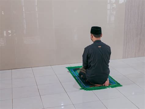 Bacaan Doa Duduk Di Antara Dua Sujud dan Artinya | kumparan.com