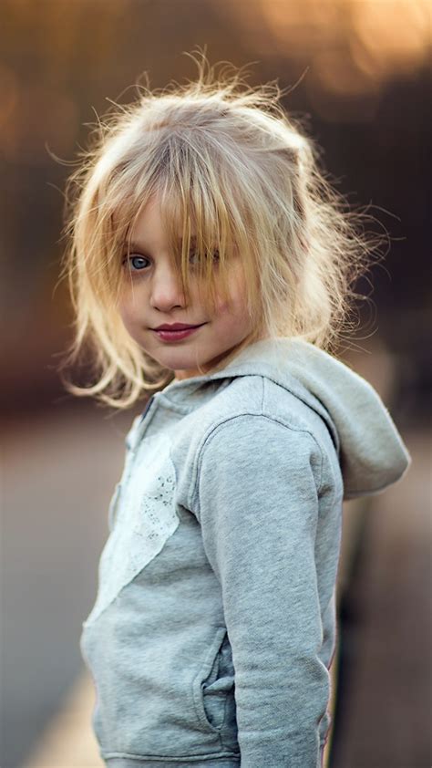 Фото девочка блондинок Дети смотрят 1080x1920