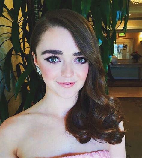 Maisie Williams Stunning Pink Makeup At Emmys — How To Get It Maisie