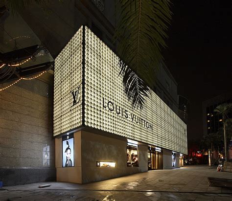Addresses, services, product offers and opening hours. Louis Vuitton, Starhill Gallery - dwp
