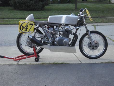 Motorcycle ensemble rebuilt in the spirit of the 70s on the model honda nsr500. HONDA CB 350 RACING - Recherche Google
