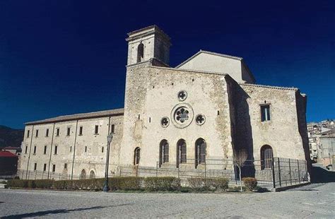 In seguito fu demolita e riedificata, stavolta a tre navate, dall'abate. L'abbazia di San Giovanni in Fiore e le sue grancie di S ...