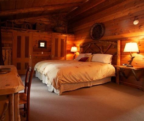 Log cabin bedroom with cherrywood furniture set. 25+ Cozy Wooden Cabin Bedroom Design Idea For Summer ...