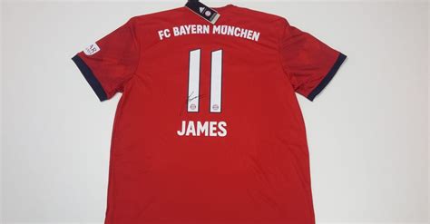 Jun 23, 2021 · das abbild zeigt, wie messi sein trikot während des el clasico 2017 hochhielt, als barça gegen real madrid gewann. Bundesligafinale: James Rodriguez signiert FC Bayern-Trikot II