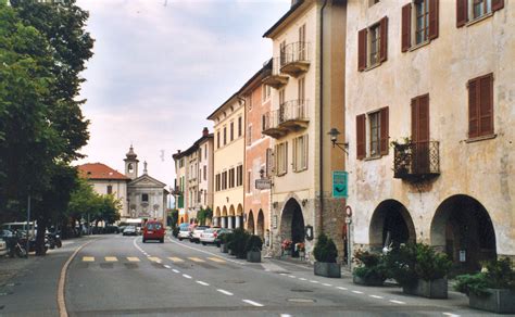 Triff, flirte mit und lade frauen zu dates ein aus bissone, tessin. Bissone