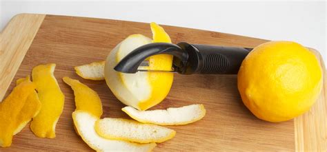 10 Amazing Benefits And Uses Of Lemon Peels