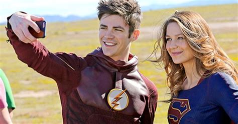 the flash e supergirl novas fotos do set mostram visual do vilão do crossover musical