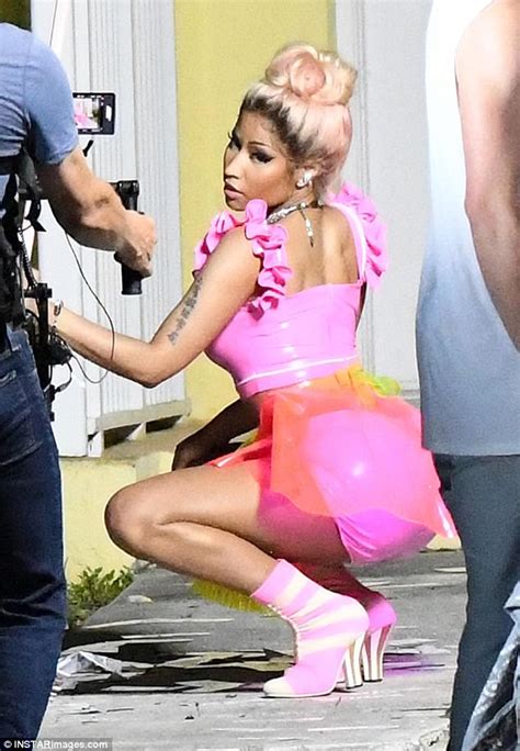 Nicki Minaj Shakes Booty On Rake It Up Video Shoot Daily Mail Online