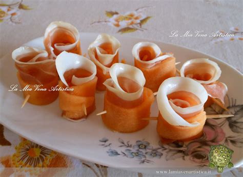 Spalmate la crema ottenuta sulle gallette di riso integrale fase 4 Antipasto di roselline di prosciutto crudo e melone