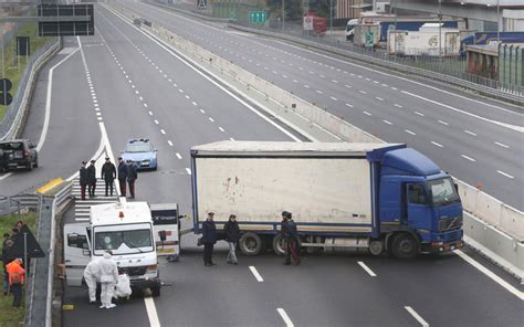 I ladri sono fuggiti con un bottino di circa 70mila. Fallito assalto a portavalori sull'autostrada A14, banditi ...