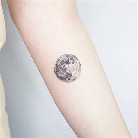 This full moon tattoo is straight outta mythology, yo! #tattoo #moon #tattoos #minimalisttattoo | Minimalist tattoo, Small tattoos for guys, Small ...