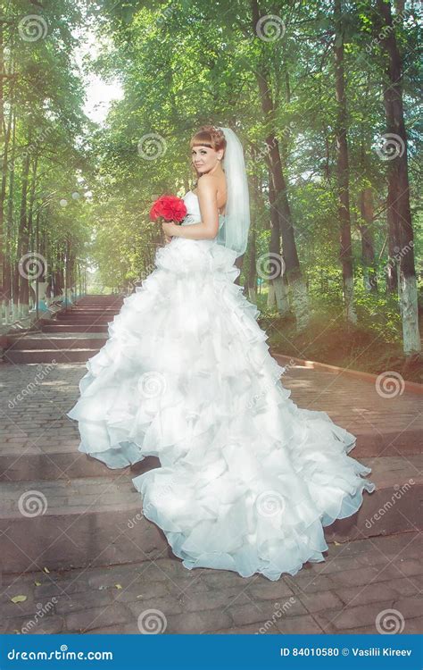 Młoda Panna Młoda Z Czerwonym Bukietem Zdjęcie Stock Obraz Złożonej Z Bride Kaukaski 84010580