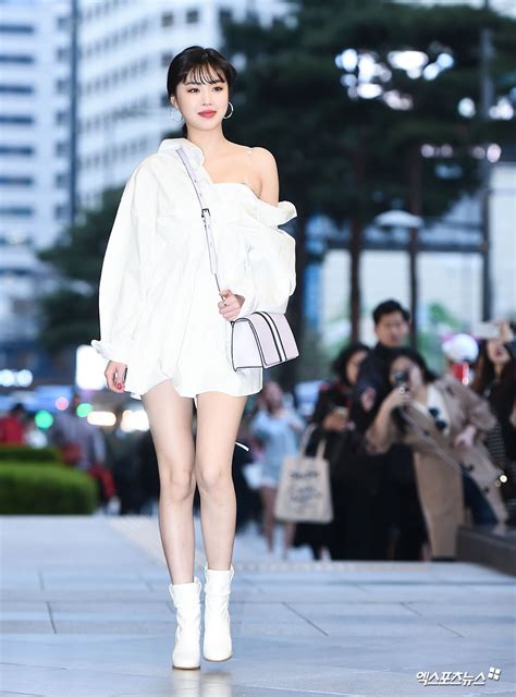 오늘은 열시반쯤 출근해야지… 하고 열한시에 출근합니다 (하하). 뉴스픽 : (여자)아이들 수진 '내가 바로 셀럽'엑's HD포토