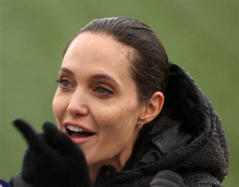 Angelina Jolie Brad Pitt Divorce Rumors Jolie Leaves ‘murder On The Orient Express Film Amid
