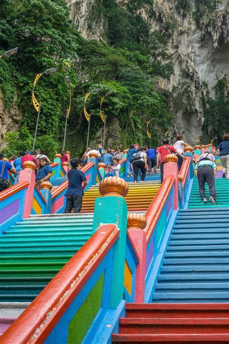 Giant statues, a huge cave you can explore, and monkeys as far as the eye can see. Coloful Stairway at Batu Caves in Kuala Lumpur - Bilder ...
