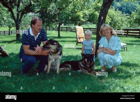 Ehepaar Bernhard Helfrich Und Mona Freiberg Mit Tochter Kristina Im