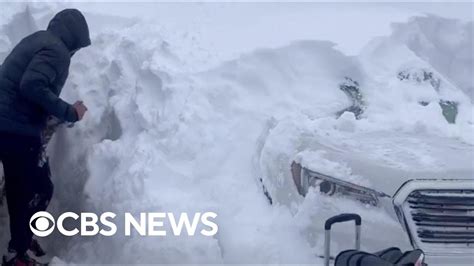 Buffalo Bills Players Dig Out Cars Buried In Snow Youtube