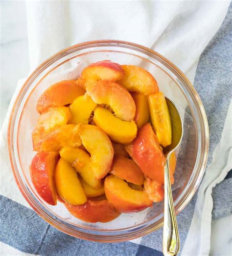 Peach Crisp {Healthy Peach Crisp with Oatmeal} - WellPlated.com