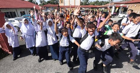 Ukir senyuman buat insan kesayangan anda serta jimatkan wang melalui perancangan awal cuti sekolah. 9 Aktiviti Budget Murah Yang Boleh Dibuat Bersama Anak ...